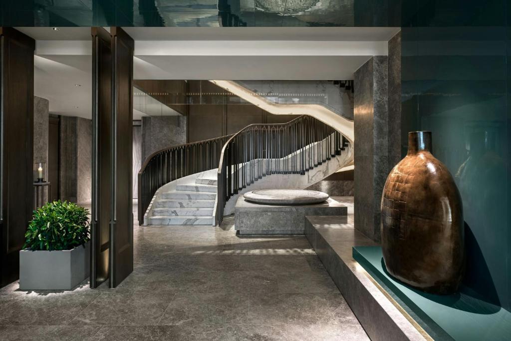 the st regis hong kong lobby hotelowe - podświetlone schody