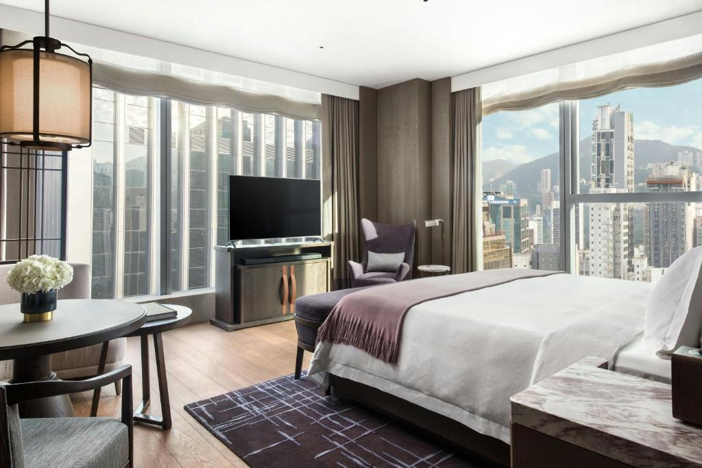 the st regis hong kong duża sypialnia z telewizorem- przeszklone ściany