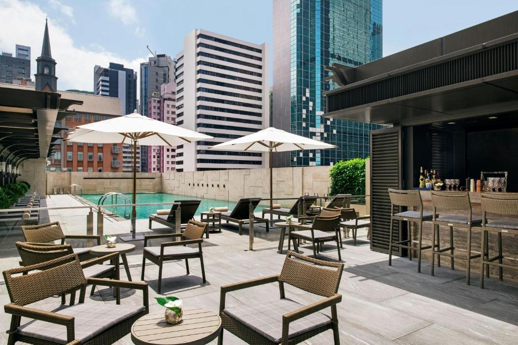 the st regis hong kong basen zewnętrzny, bar i leżaki