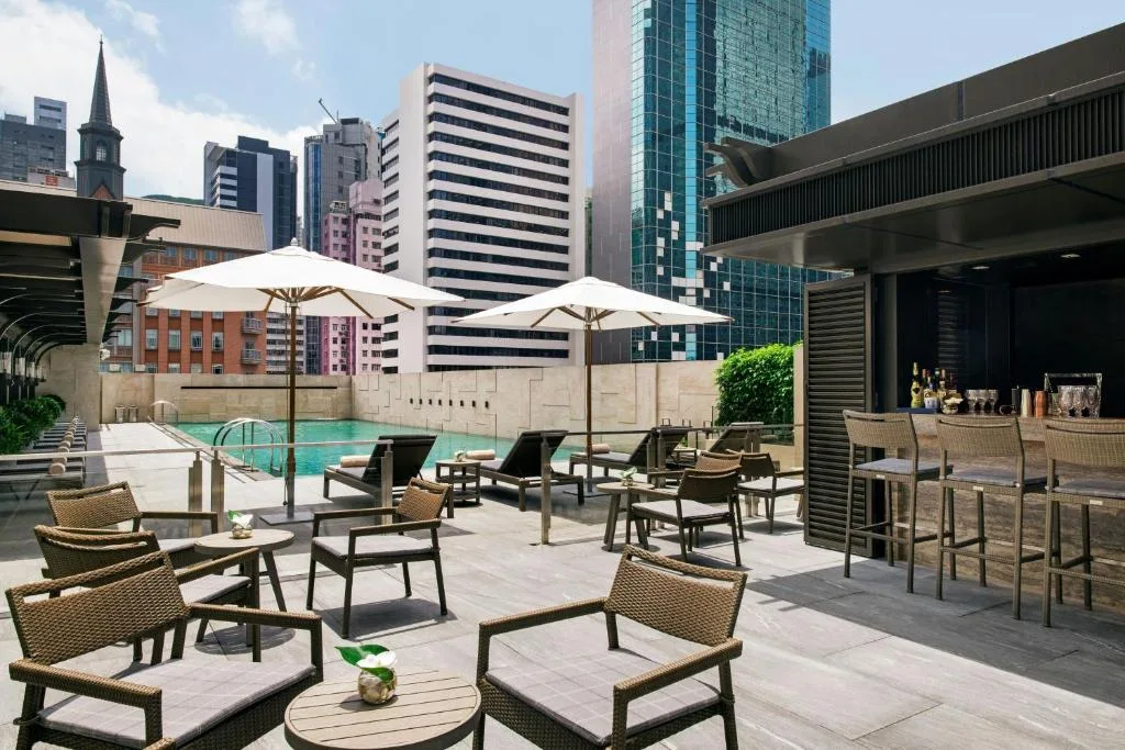 Відкритий басейн, бар і шезлонги готелю St Regis Hong Kong