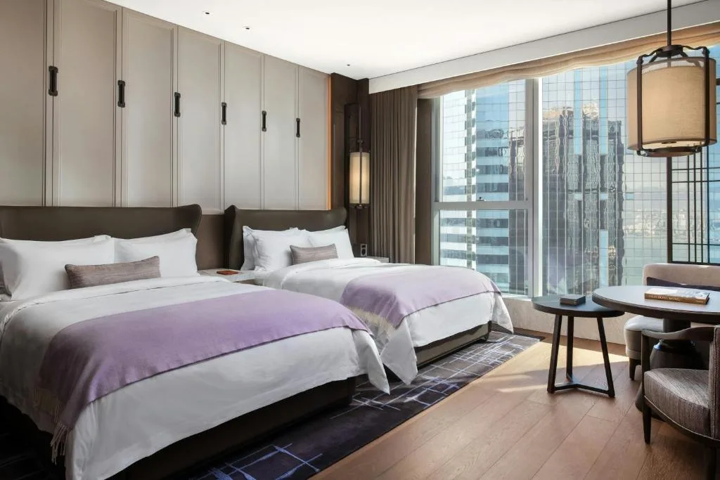 Готель St Regis Hong Kong з двома великими ліжками та місцем для зберігання речей зверху