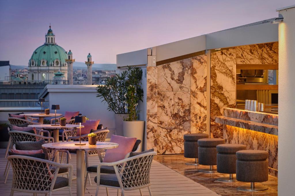 the ritz carlton vienna bar na dachu budynku