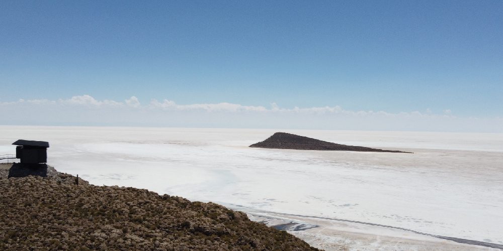 widok na góry wystające zza chmur