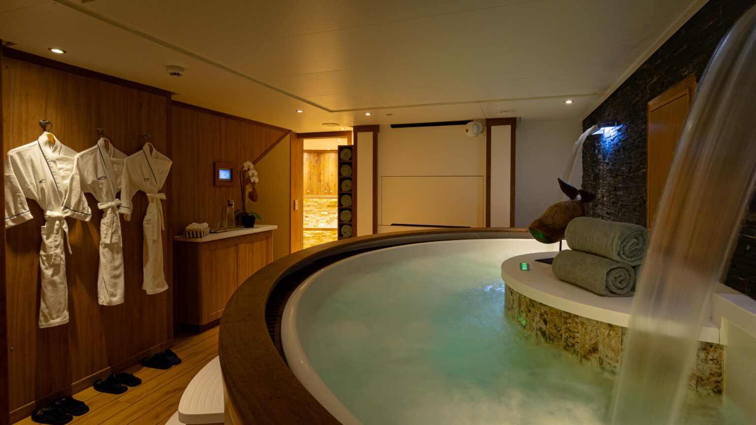 aqua lares spa jacuzzi 001
