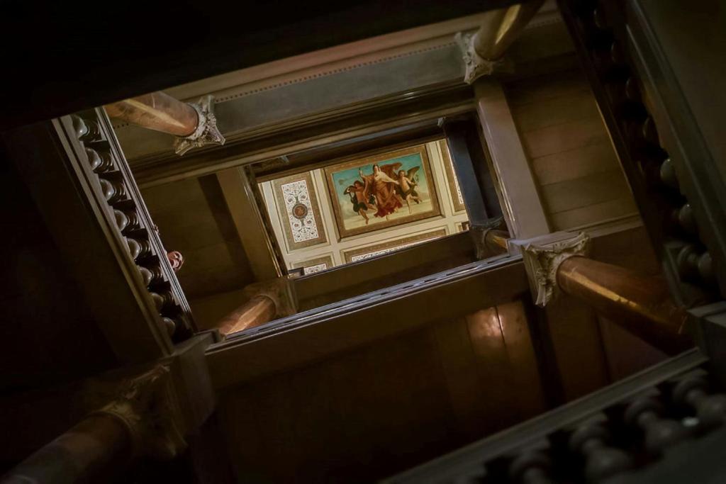 the ritz carlton vienna atystyczne okna na sklepieniu budynku