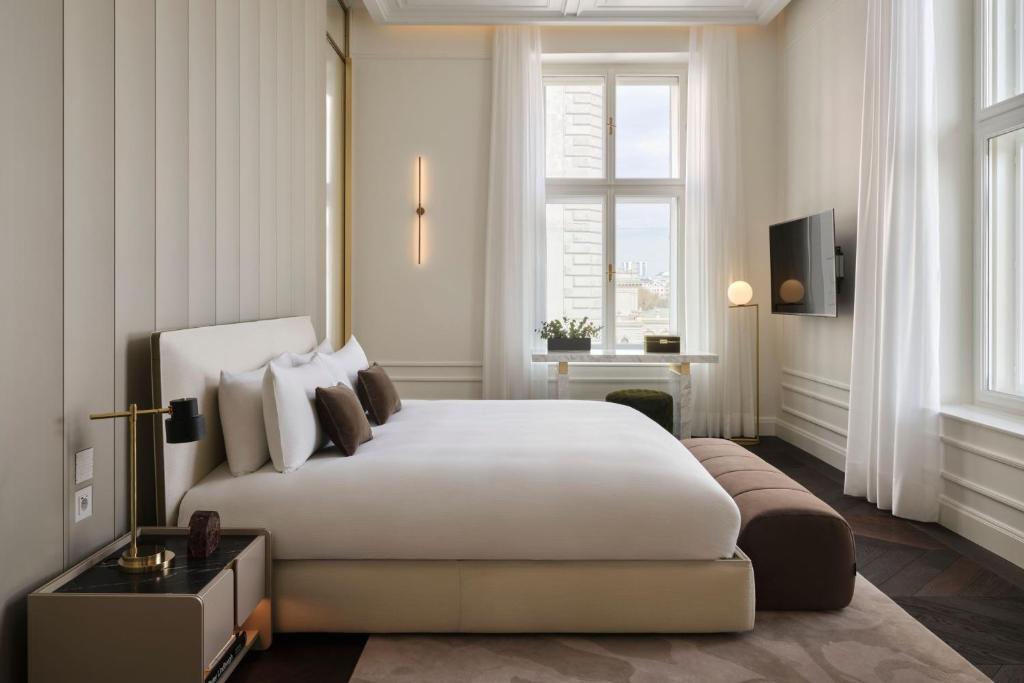 the ritz carlton vienna sypialnia w jasnych kolorach duże podwójne łóżko
