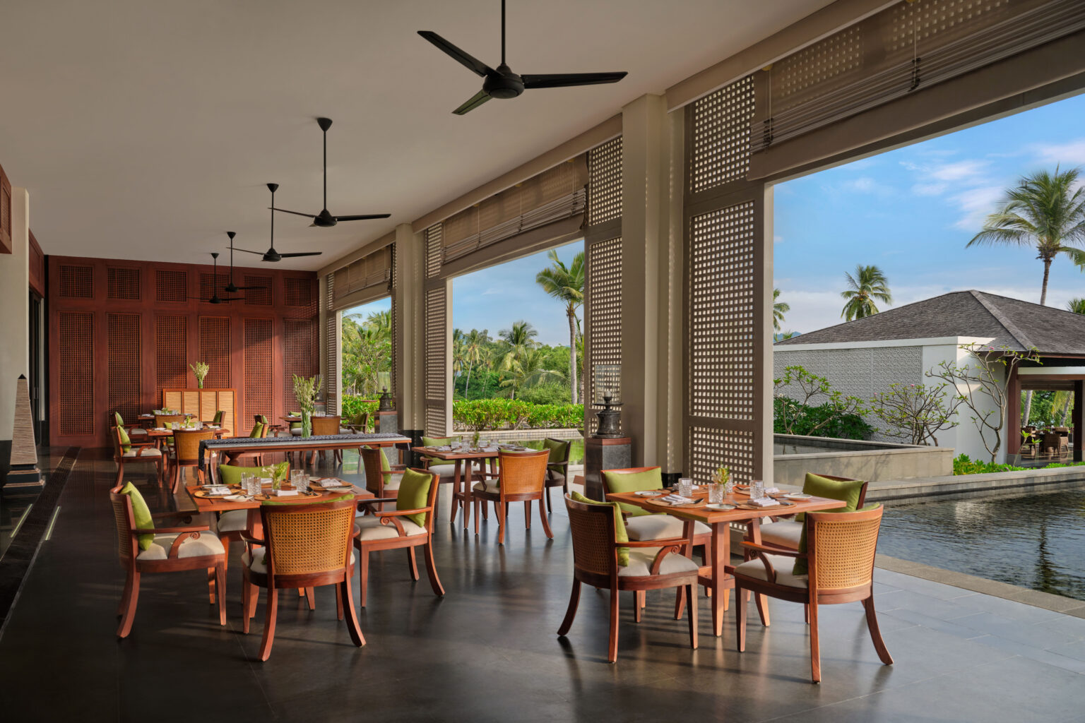 the sira the island's table outdoor