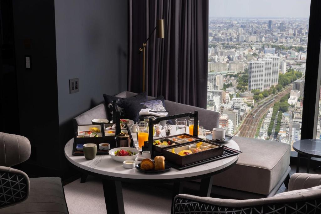 bellustar tokyo jedzenie w boxach serwowane przez kuchnię i dostarczane do pokoju