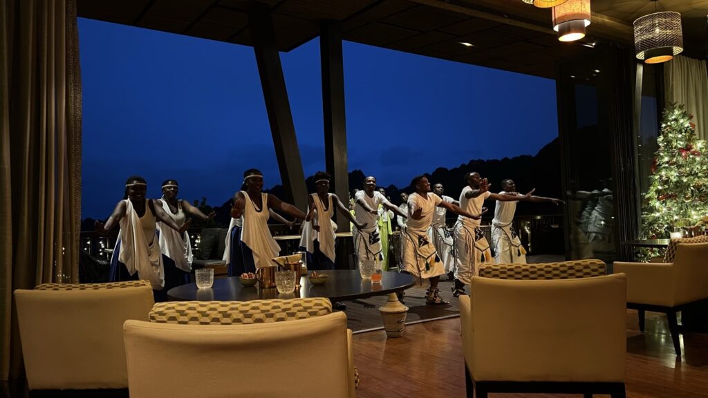 występ i pokaz kultury w hotelu One and Only w Rwandzie