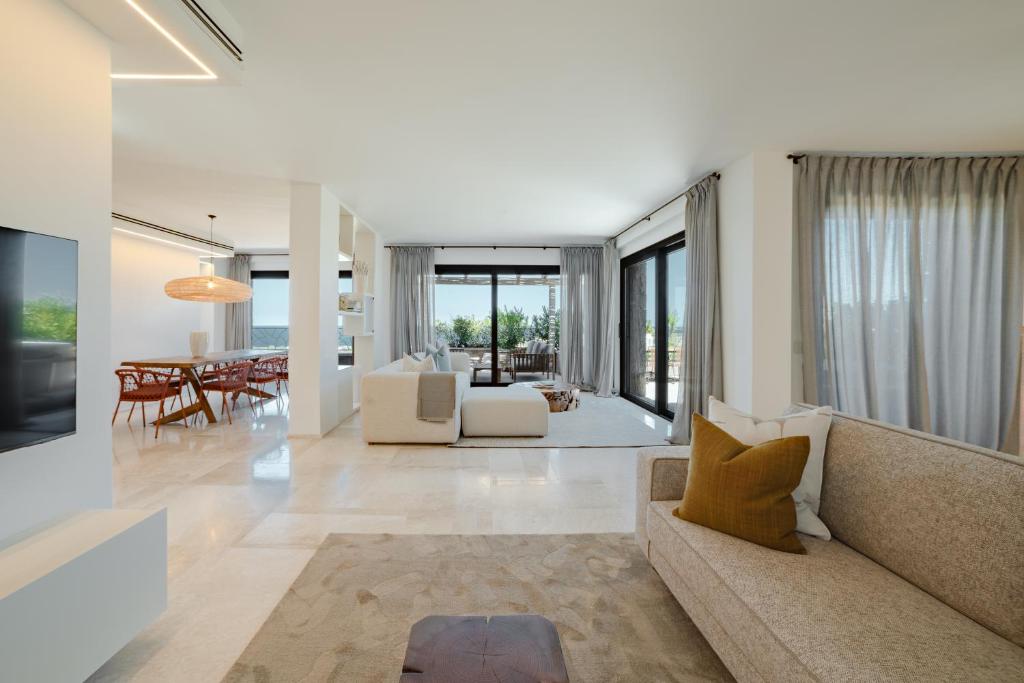la tiara di cervo sardynia wlochy przestronny apartament salon i jadalnia z dużymi oknami