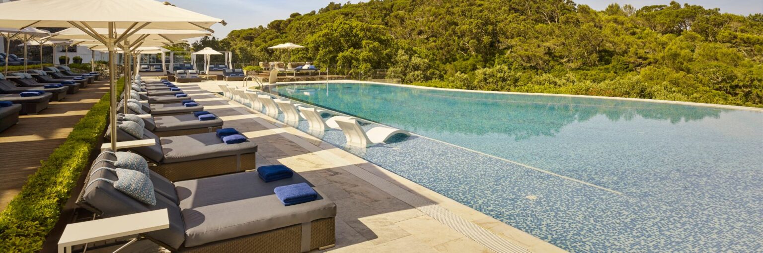 penha longa resort basen zewnętrzny z leżakami