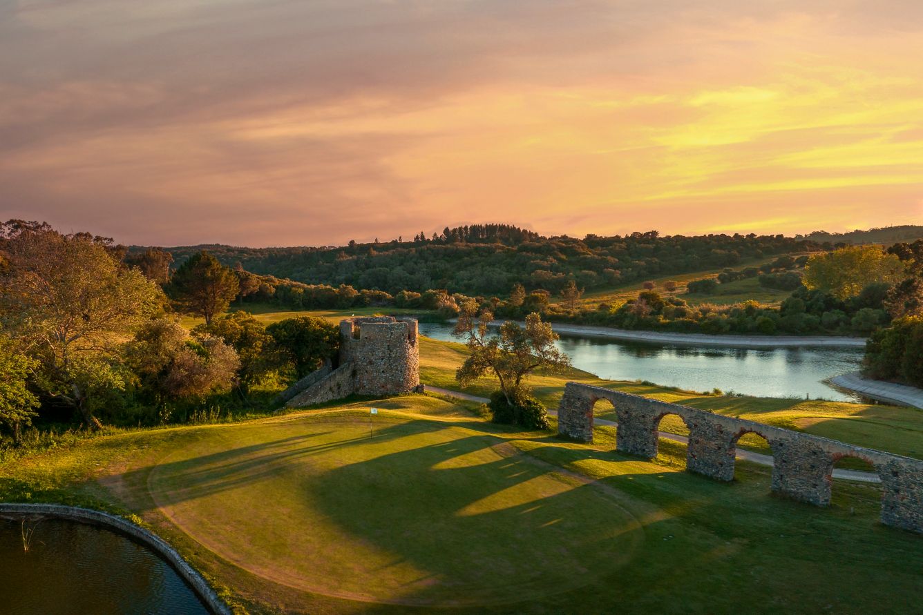 penha longa resort pole golfowe o zachodzie słońca