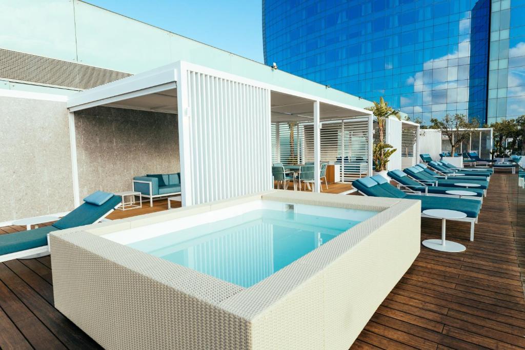 w barcelona jacuzzi na tarasie