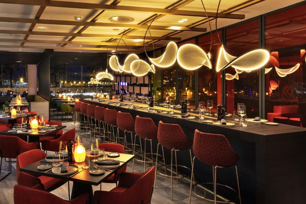 w barcelona bar nocą