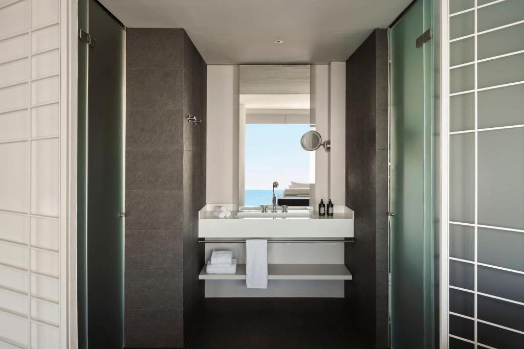 w barcelona łazienka hotelowa lustro