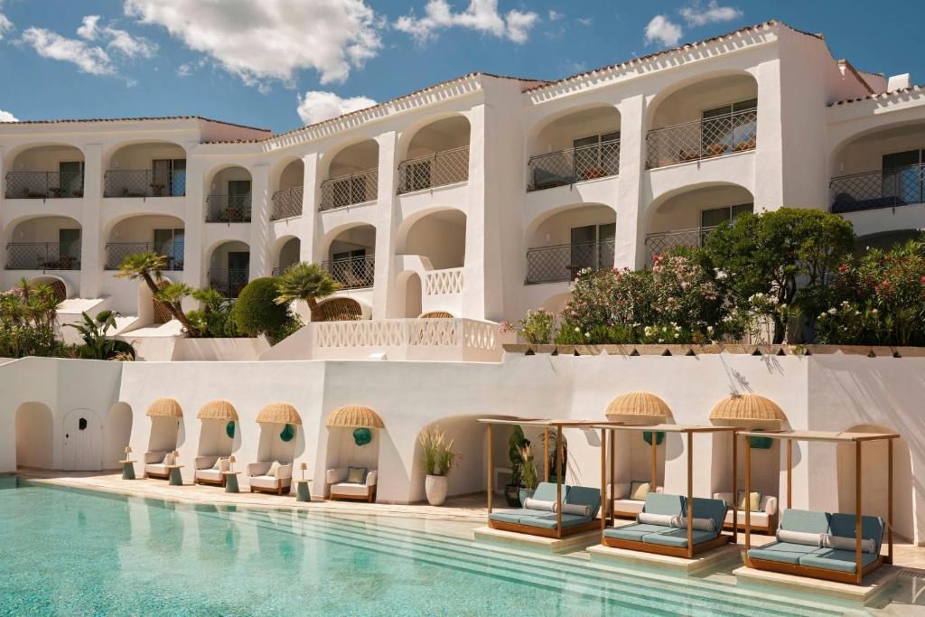 w sardinia poltu quatu widok na apartamenty i pokoje z basenu zewnętrznego