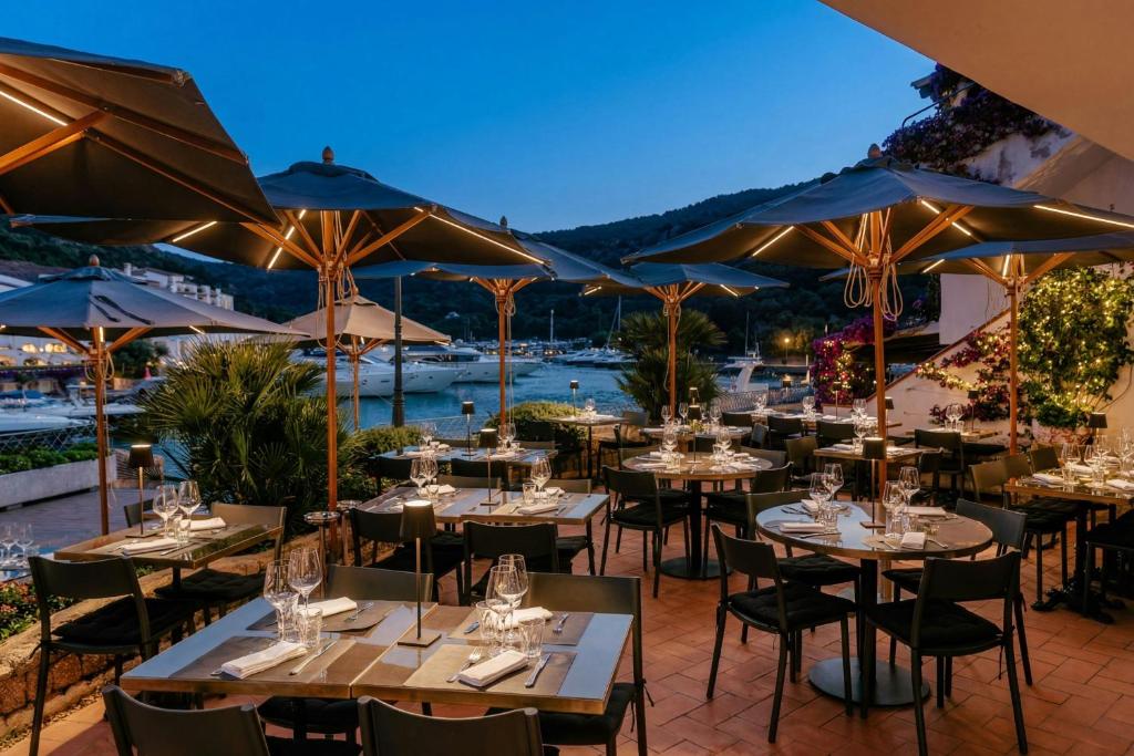 w sardinia poltu quatu restauracja w stylu włoskim na zewnątrz w otoczeniu gór i wody