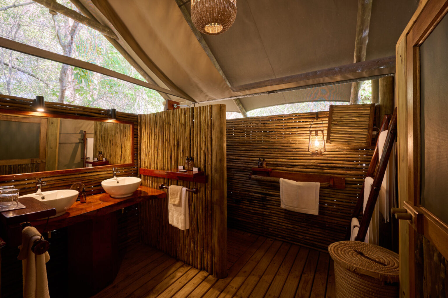 camp xakanaxa afryka botswana- łazienka