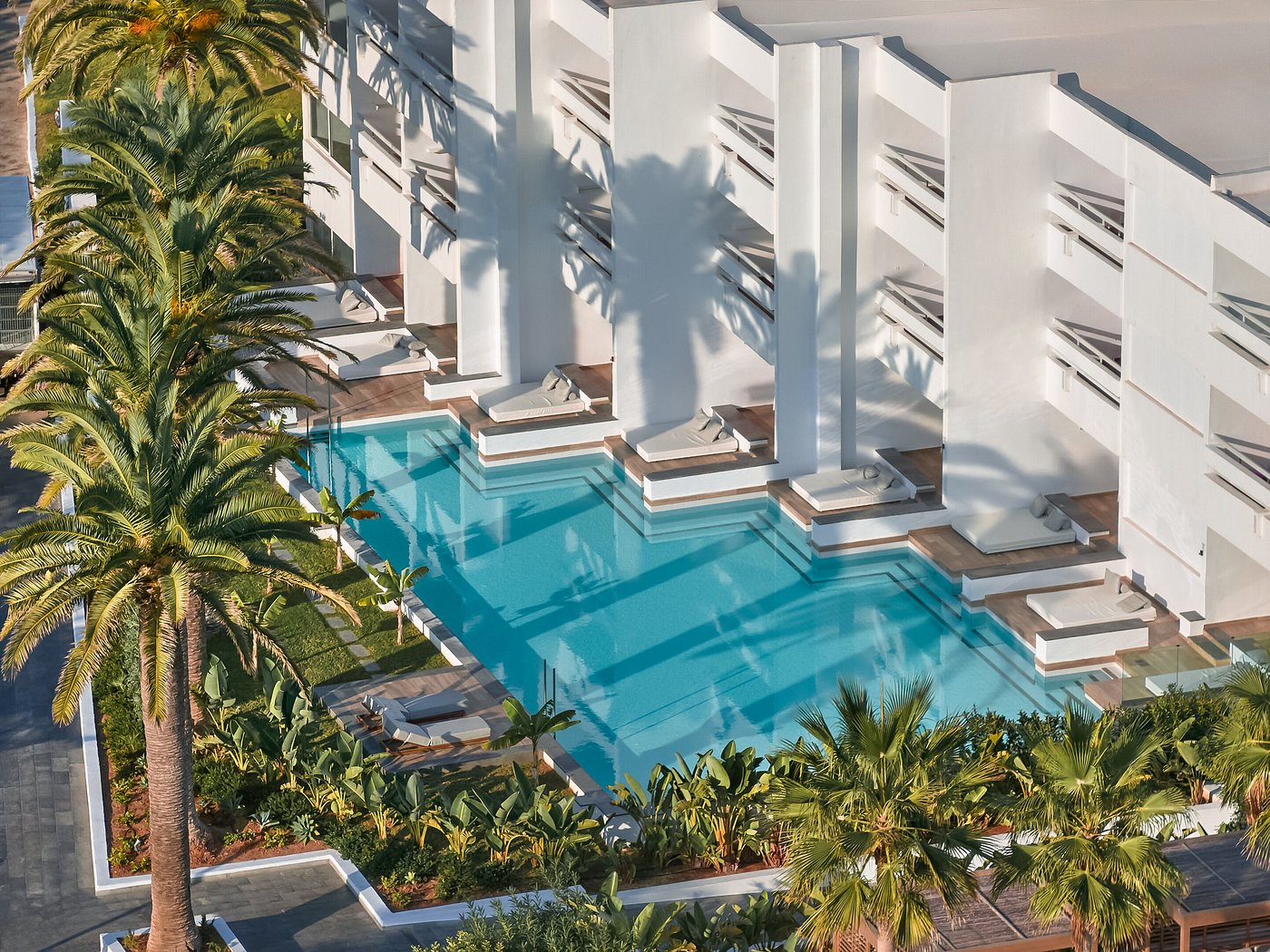 swim up white room (1)