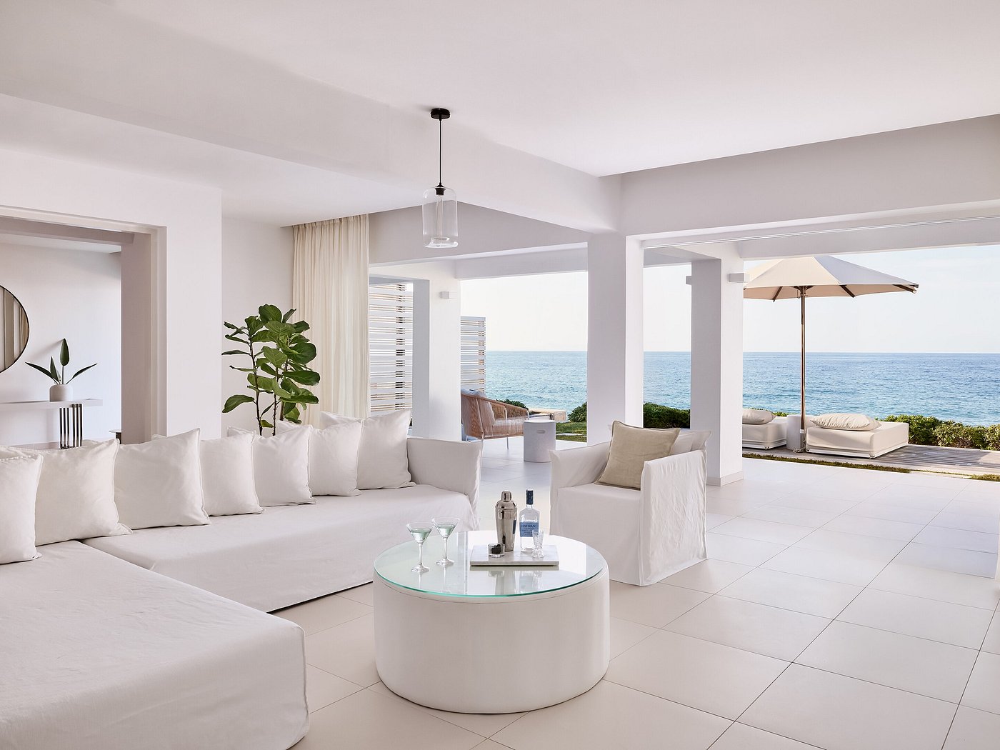 villa white seafront