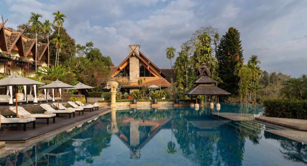 anantara golden triangle elephant widok na resort z wody