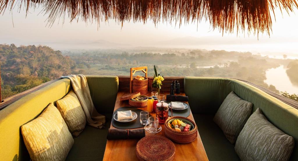 anantara golden triangle elephant kanapa z widokiem - restauracja