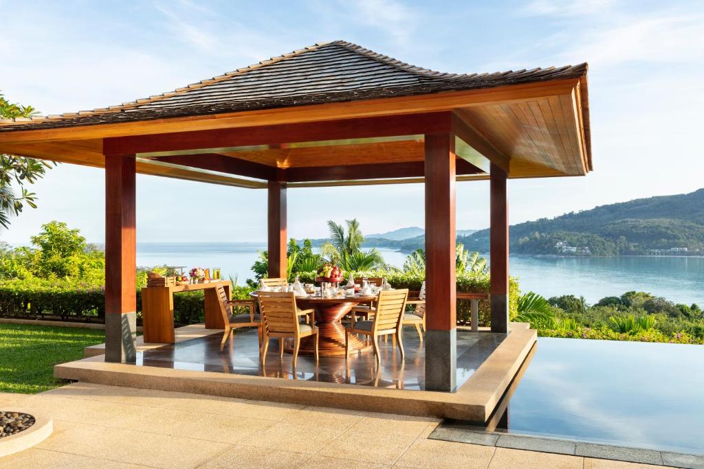 andara resort villas antresola ze stołem jadalnianym przy basenie