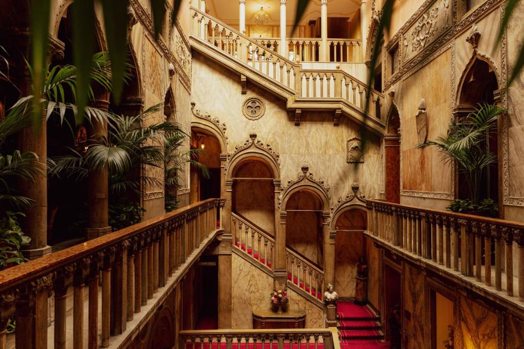 danieli venezia patio hotelu nawiązujące do stylu Wenecji - architektury i przyrody