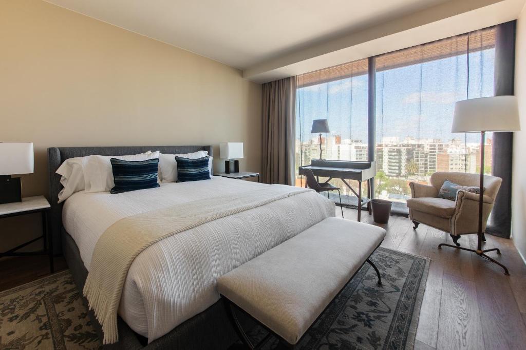 hotel montevideo przestronna sypialnia duże łóżko