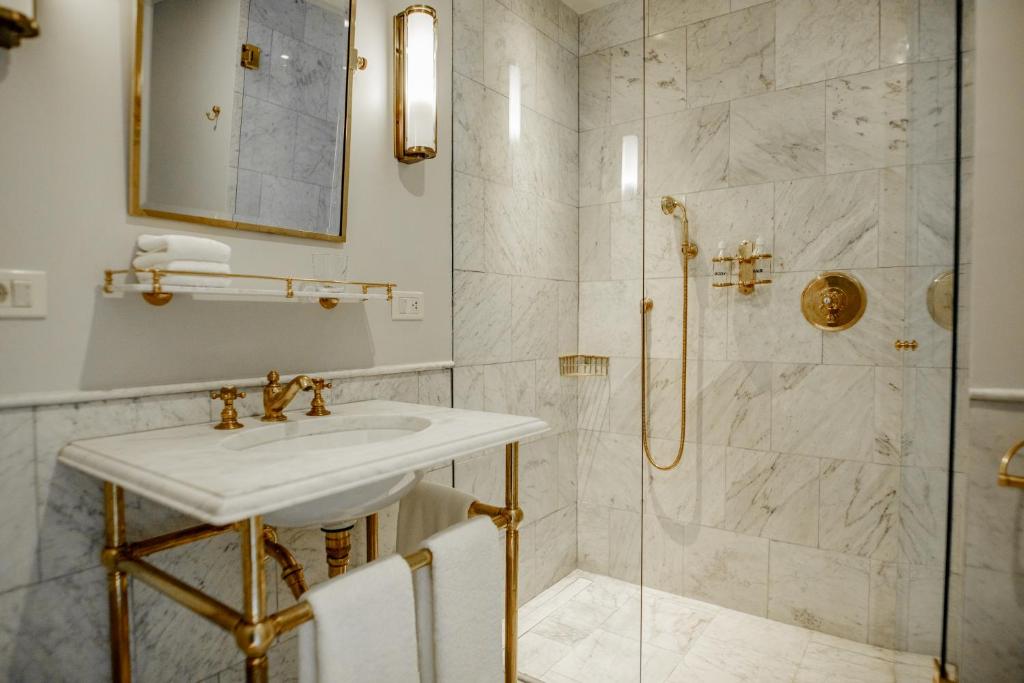 hotel montevideo łazienka z pozłacaną armaturą