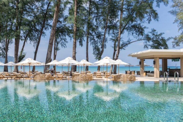 intercontinental phuket basen z leżakami i parasolami