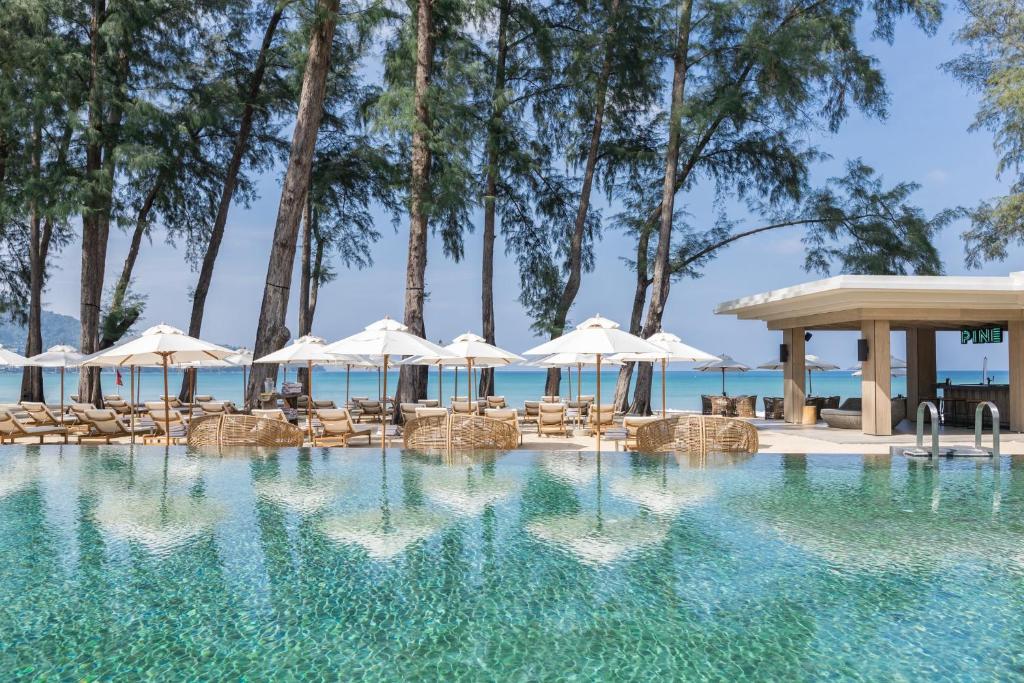 intercontinental phuket basen z leżakami i parasolami