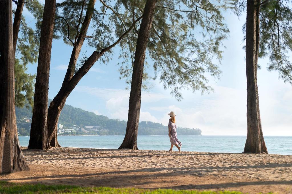 intercontinental phuket kobieta spacerujaca po plaży