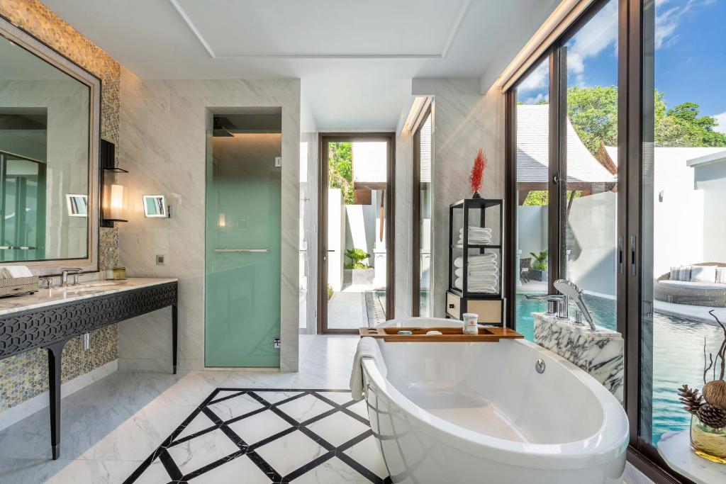 intercontinental phuket przestronna łazienka z dwoma zlewami i wanną