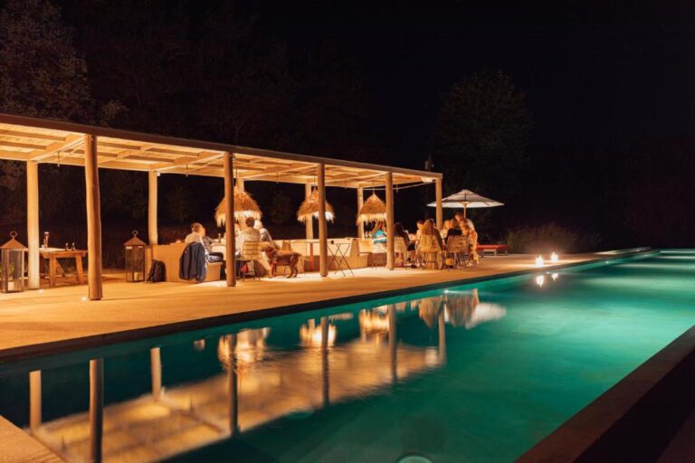 luz culinary wine lodge podswietlony basen nocą