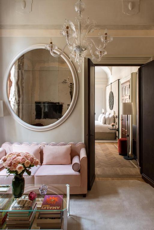 nolinski venezia przestronny apartament widok na kanapę i przejście do sypialni