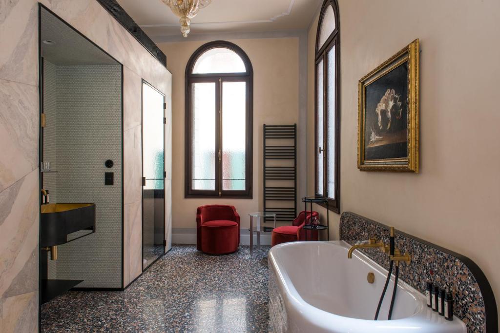nolinski venezia salon kąpielowy z wanną i fotelami