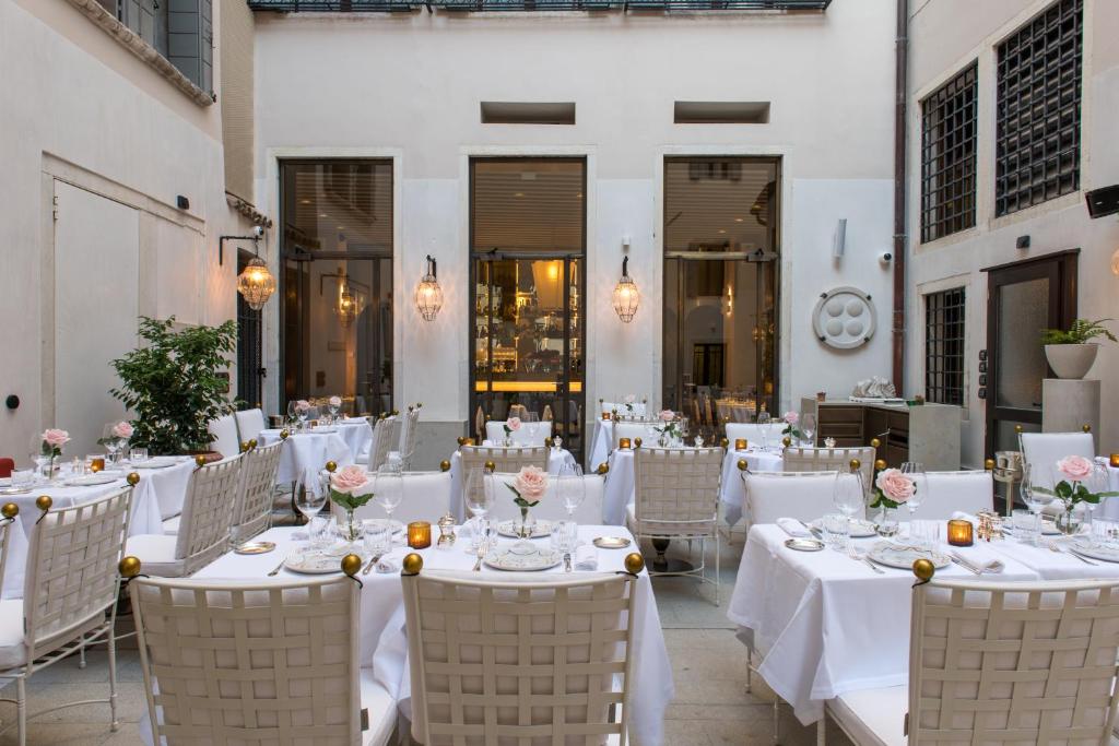 nolinski venezia restauracja na patio hotelowym