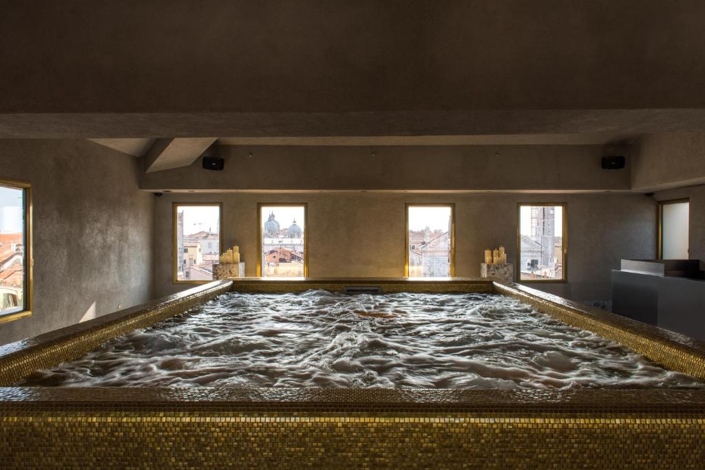 nolinski venezia duże jacuzzi na dachu wewnątrz budynku