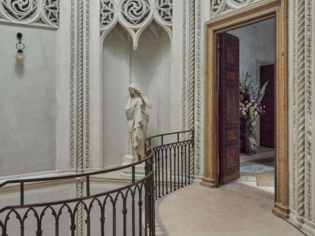 orient express venezia korytarze z figurami