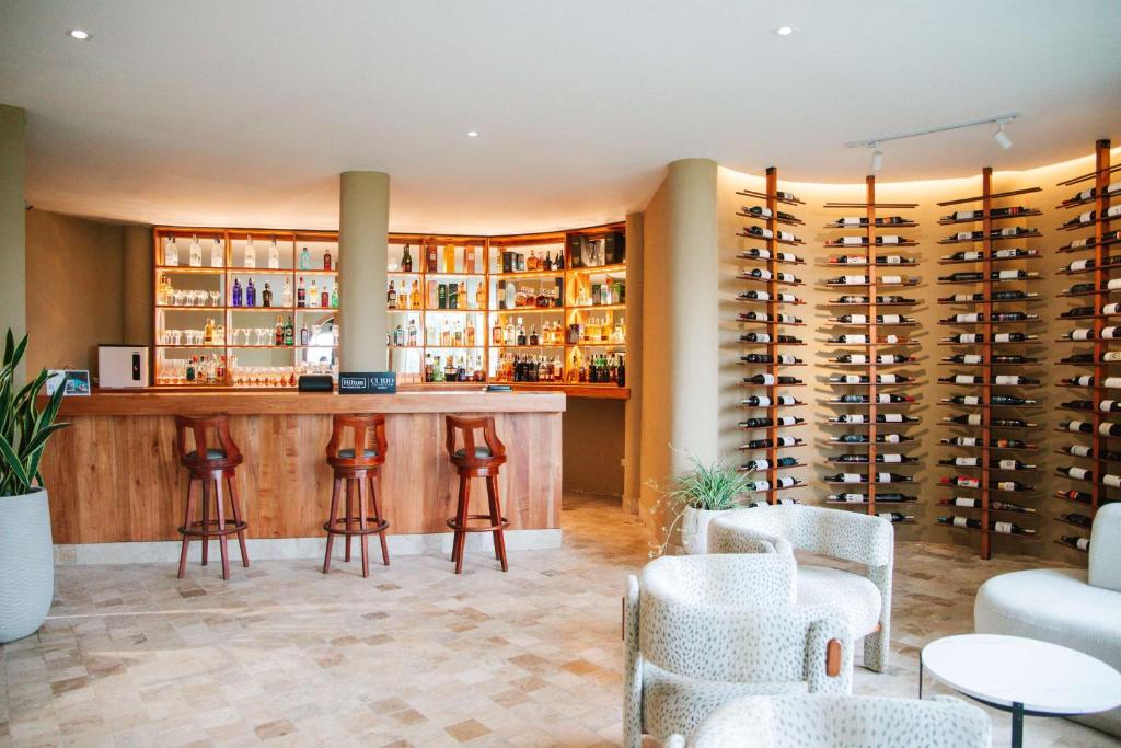 royal palm galapagos bar z winem