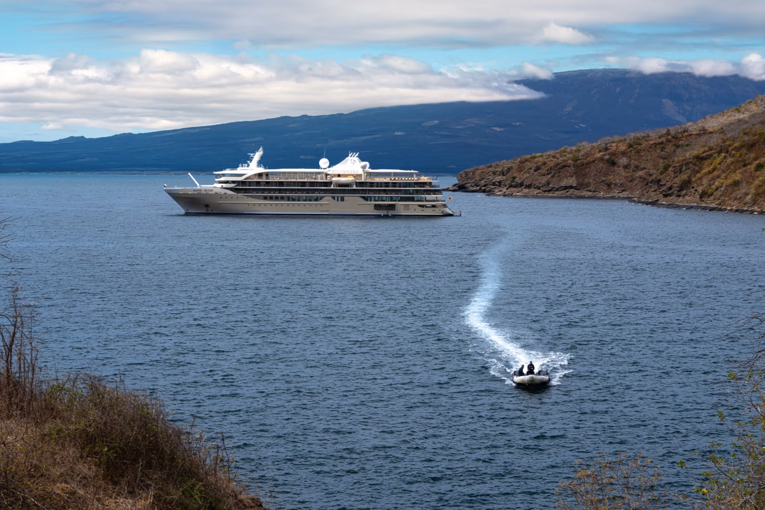 silver origin galapagos statek na wodzie motorówka odpływająca na ląd