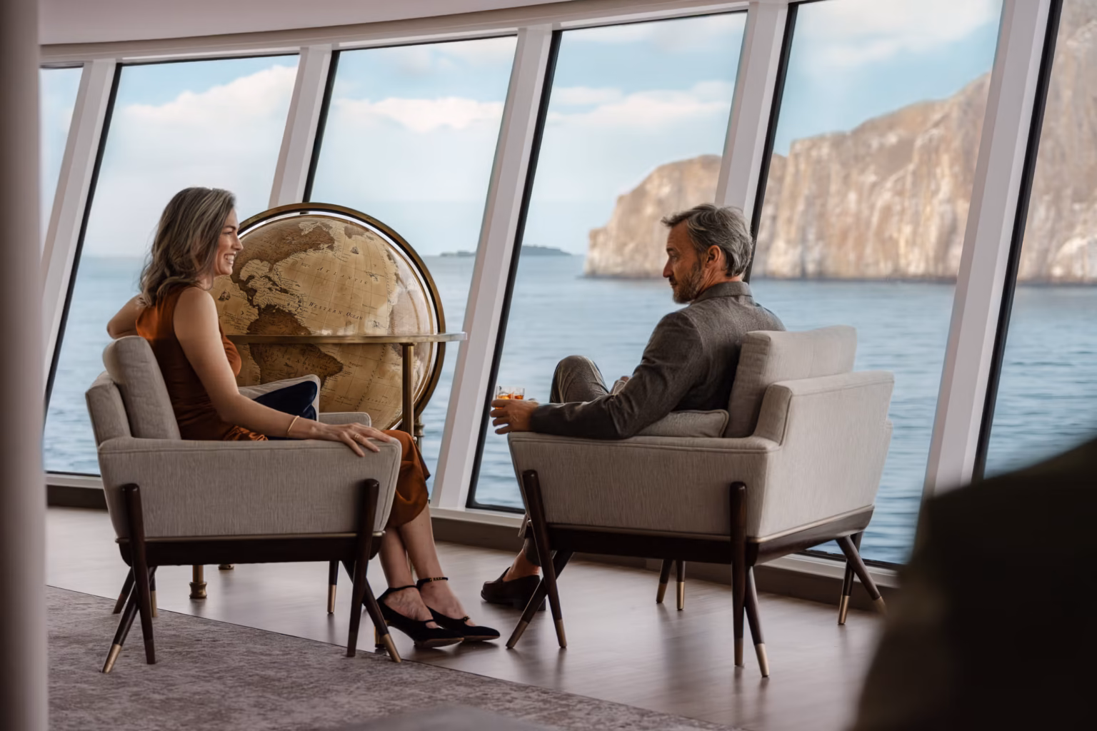 silver origin galapagos obserwacja wody z lounge - dwoje ludzi odpoczywają w części relaksu