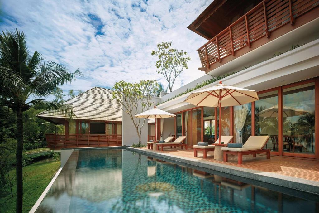the ritz carlton koh samui basen zewnętrzny z parasolami