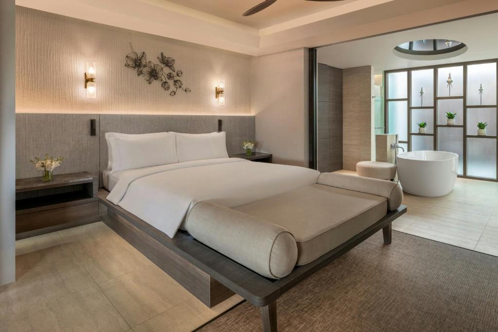 the ritz carlton koh samui duze eleganckie lozko dwuosobowe