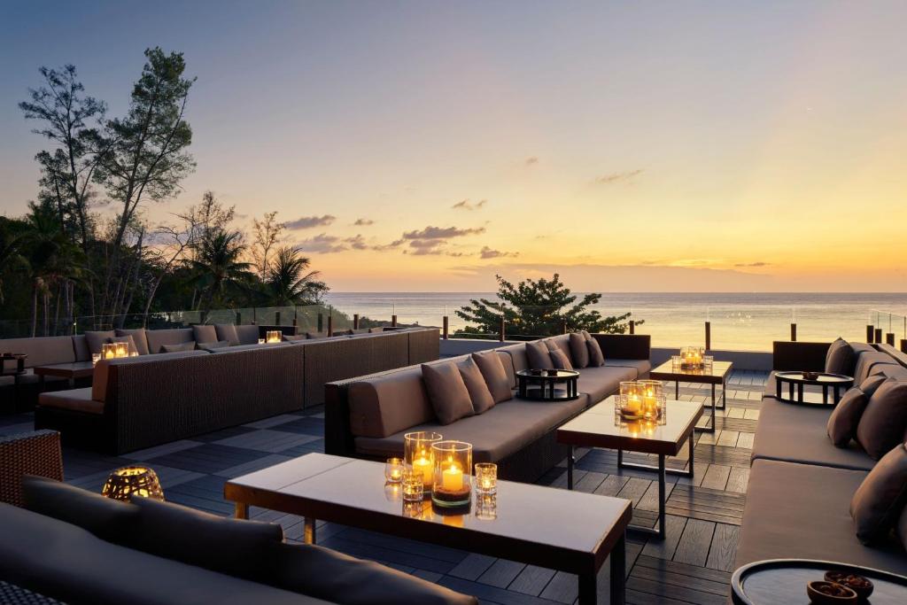 the ritz carlton koh samui restauracja na tarasie w zachodzie slonca