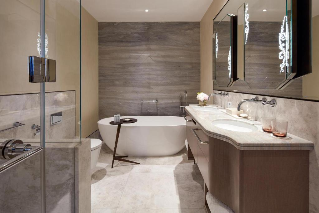 the st regis venice nowoczesna łazienka z wanną i dwoma zlewami