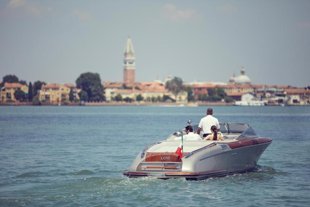 the st regis venice para znajdująca się na łodzi płynąca po wodach Wenecji