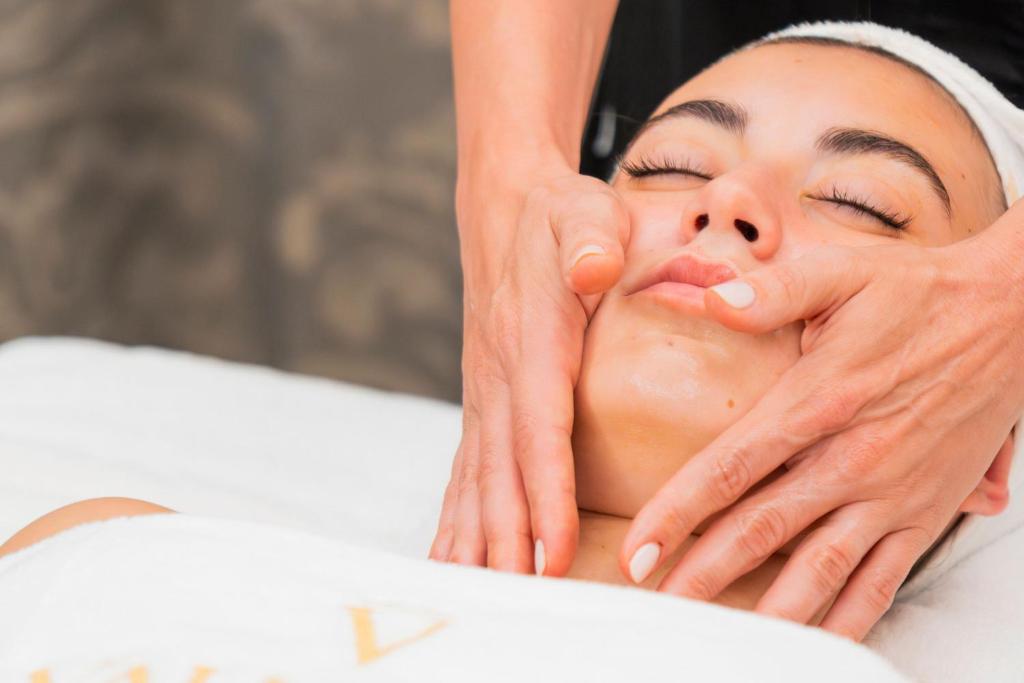 the st regis venice relaksujący masaż twarzy oferowany w SPA