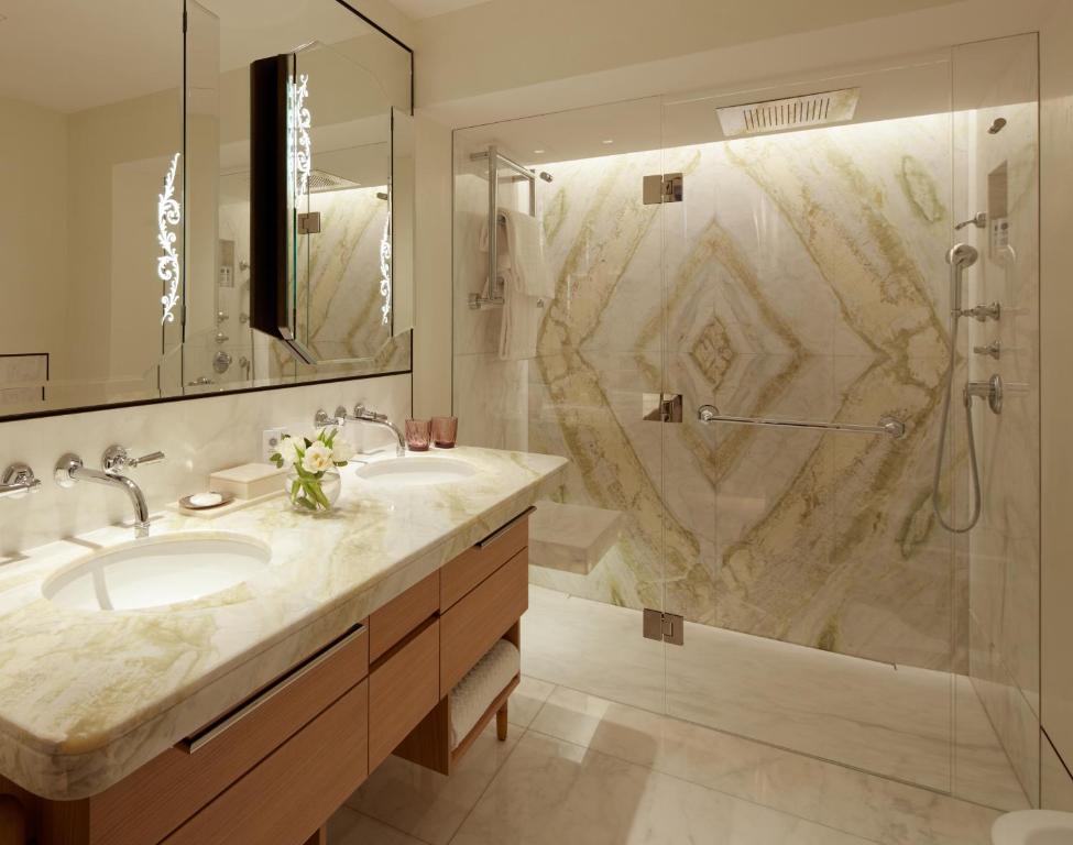 the st regis venice oświetlona łazienka z prysznicem, jasne kolory i drewno